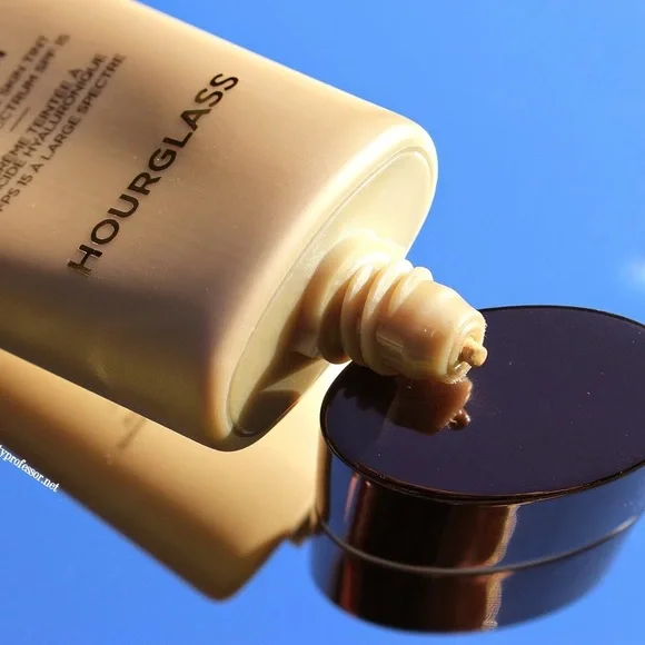 Hourglass Illusion Hyaluronic Skin Tint - Ivory - Picture 4 of 8